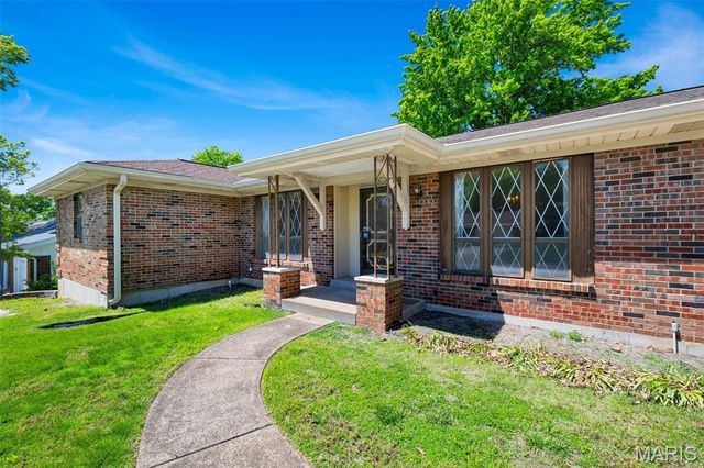9243 Roger Lee Lane, St Louis, MO 63126