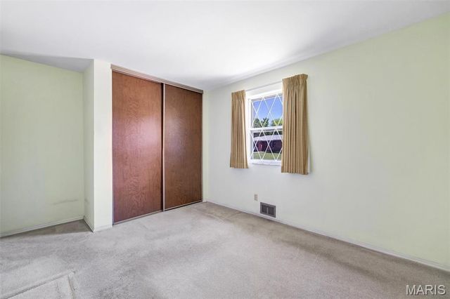 9243 Roger Lee Lane, St Louis, MO 63126