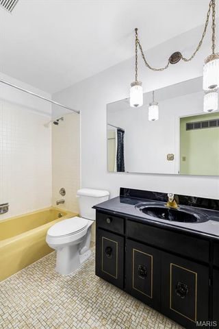 9243 Roger Lee Lane, St Louis, MO 63126