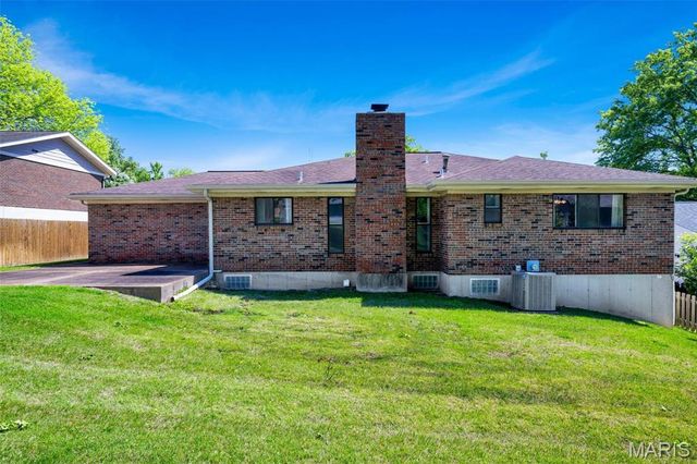 9243 Roger Lee Lane, St Louis, MO 63126
