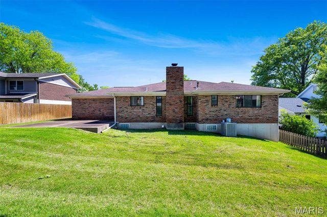 9243 Roger Lee Lane, St Louis, MO 63126