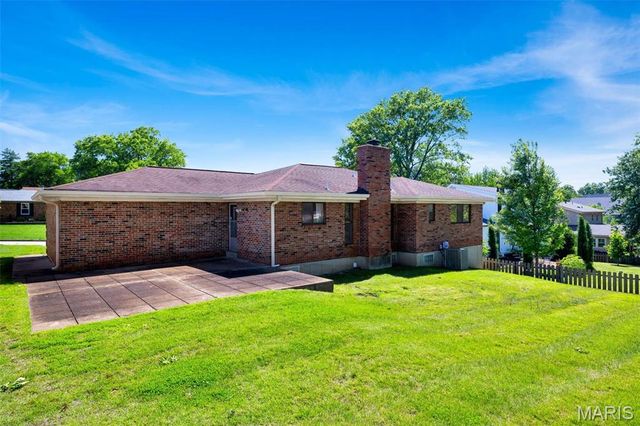 9243 Roger Lee Lane, St Louis, MO 63126