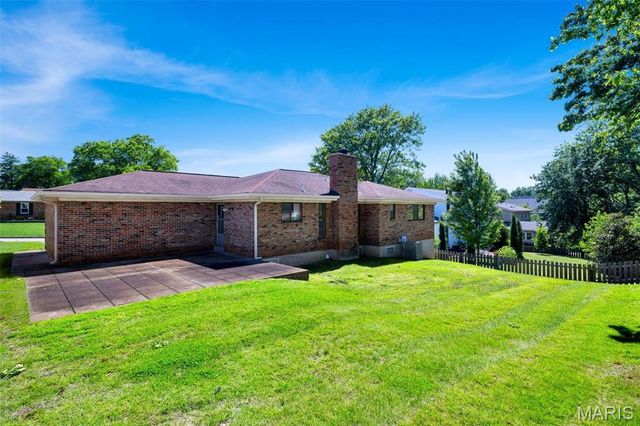 9243 Roger Lee Lane, St Louis, MO 63126