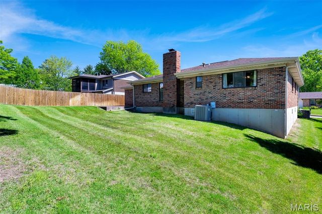 9243 Roger Lee Lane, St Louis, MO 63126