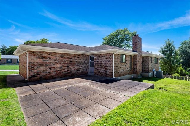 9243 Roger Lee Lane, St Louis, MO 63126