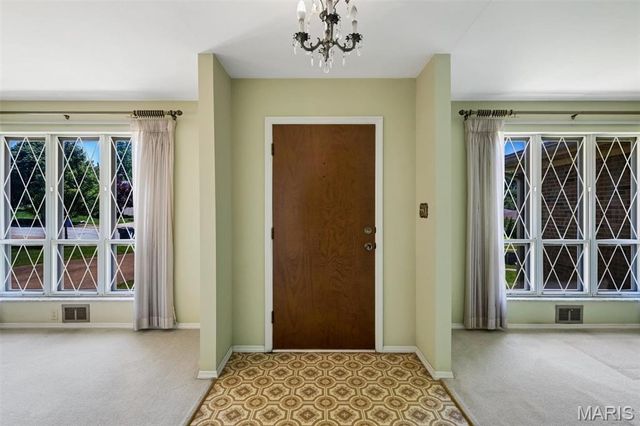 9243 Roger Lee Lane, St Louis, MO 63126