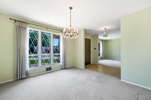 9243 Roger Lee Lane, St Louis, MO 63126