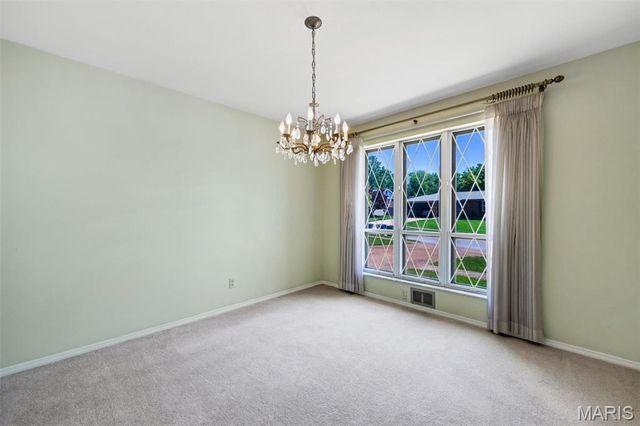 9243 Roger Lee Lane, St Louis, MO 63126