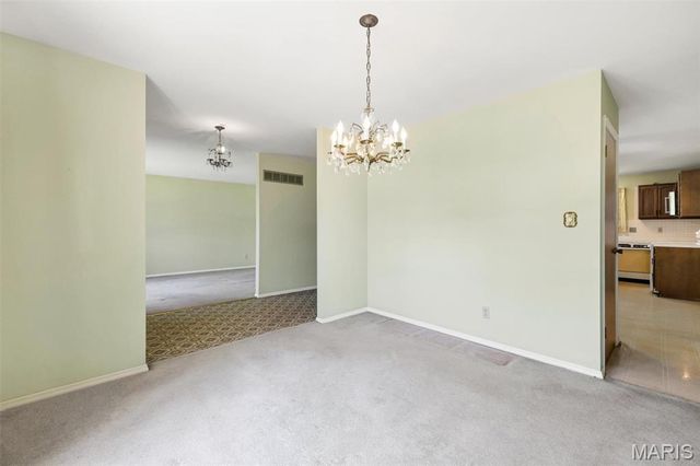 9243 Roger Lee Lane, St Louis, MO 63126