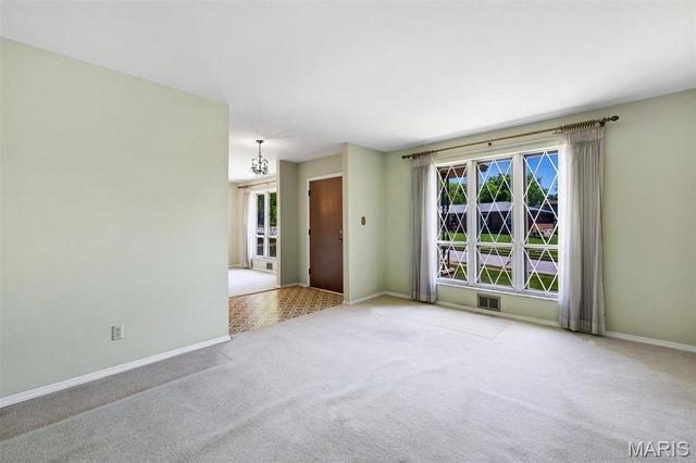 9243 Roger Lee Lane, St Louis, MO 63126
