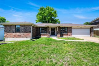 9243 Roger Lee Lane, St Louis, MO 63126