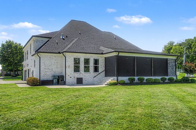 701 Farmington Dr, Lebanon, TN 37087