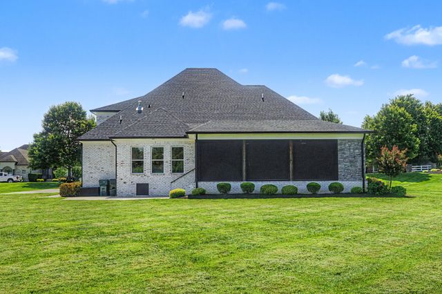 701 Farmington Dr, Lebanon, TN 37087