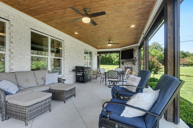 701 Farmington Dr, Lebanon, TN 37087