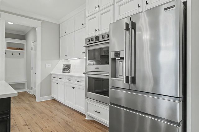 701 Farmington Dr, Lebanon, TN 37087