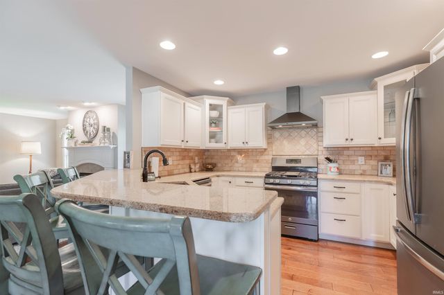 10160 S Quail Crossing, Haubstadt, IN 47639