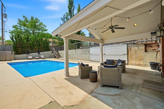 2226 Melrose Ln, Salina, KS 67401