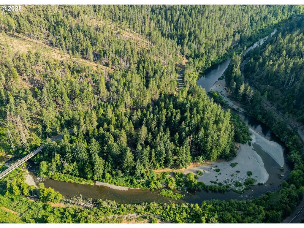 5925 COW CREEK Rd, Riddle, OR 97469