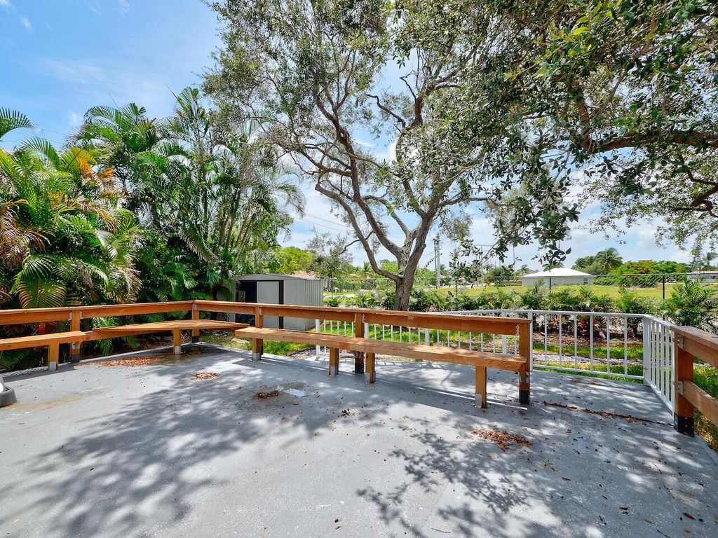 Image 12 of property listing at 112 SE 10th Street, Delray Beach, FL 33483