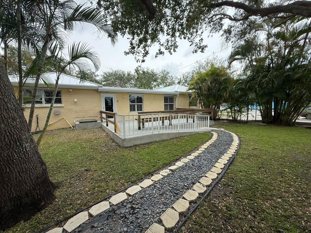 Image 14 of property listing at 112 SE 10th Street, Delray Beach, FL 33483