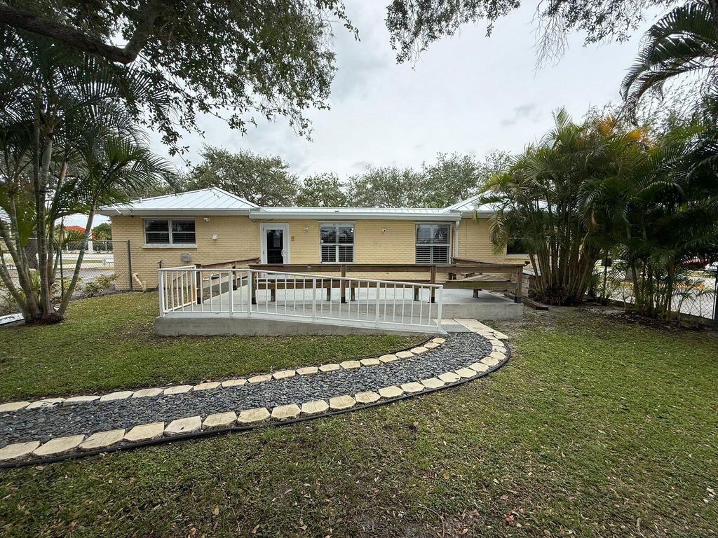 Image 15 of property listing at 112 SE 10th Street, Delray Beach, FL 33483