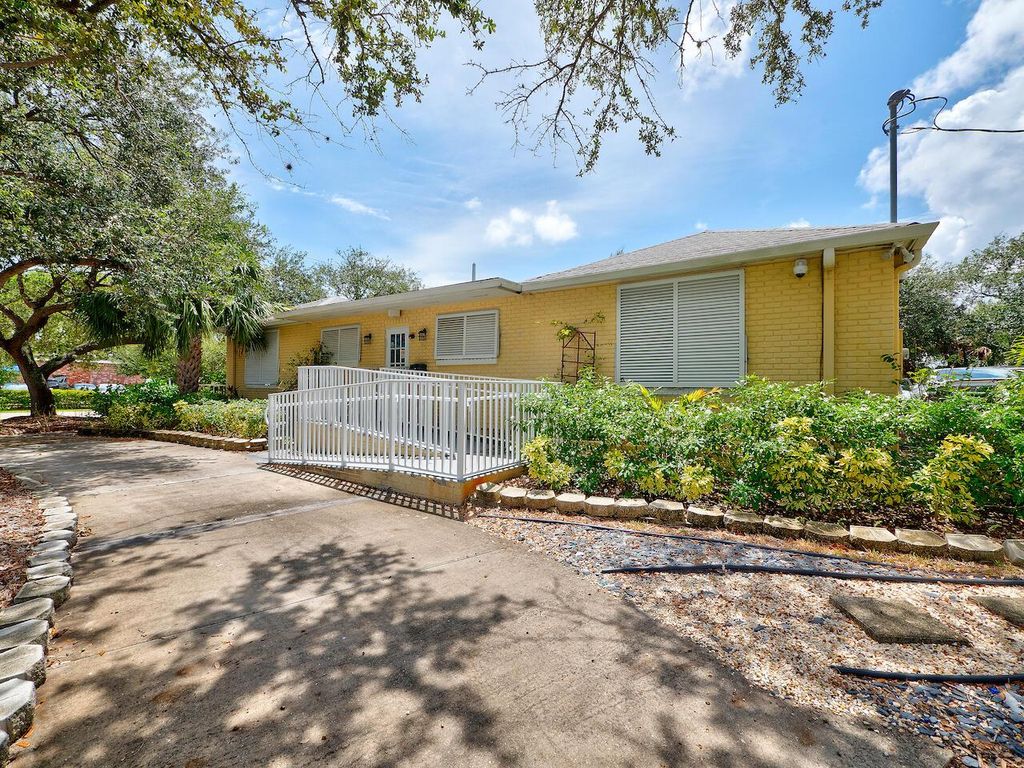 Image 2 of property listing at 112 SE 10th Street, Delray Beach, FL 33483