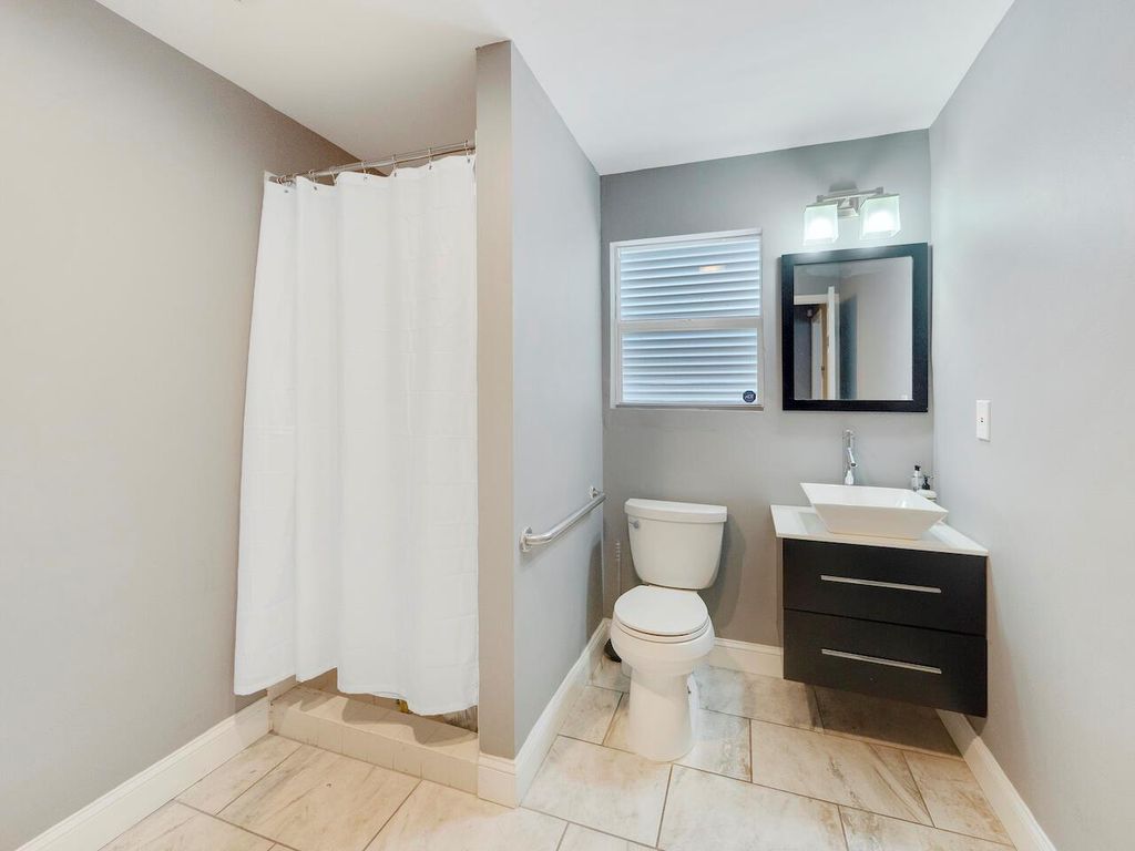 Image 8 of property listing at 112 SE 10th Street, Delray Beach, FL 33483