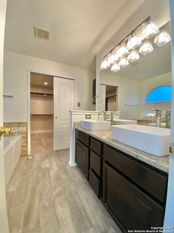 9338 BARTLETT FLS, San Antonio, TX 78250