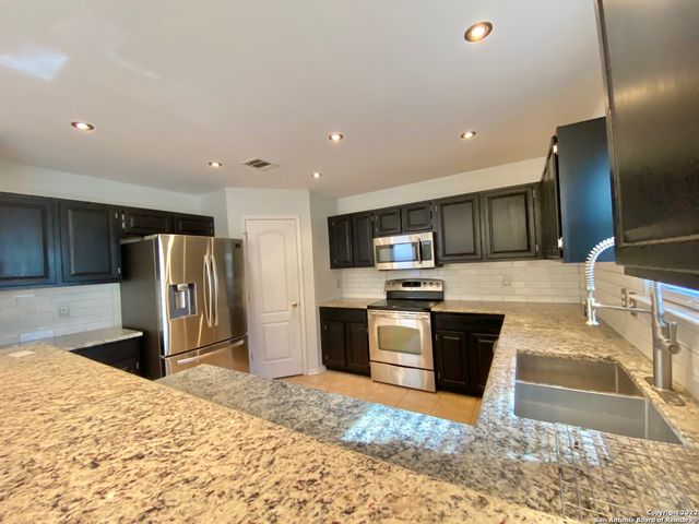 9338 BARTLETT FLS, San Antonio, TX 78250