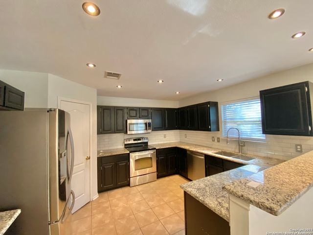 9338 BARTLETT FLS, San Antonio, TX 78250