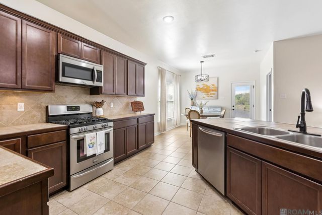 42462 Harborstone Ave, Prairieville, LA 70769