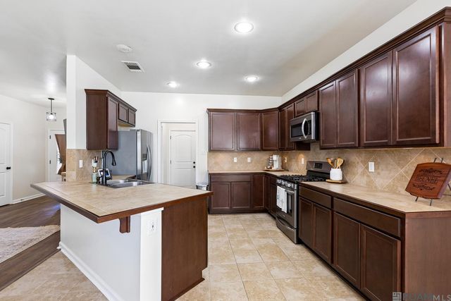 42462 Harborstone Ave, Prairieville, LA 70769