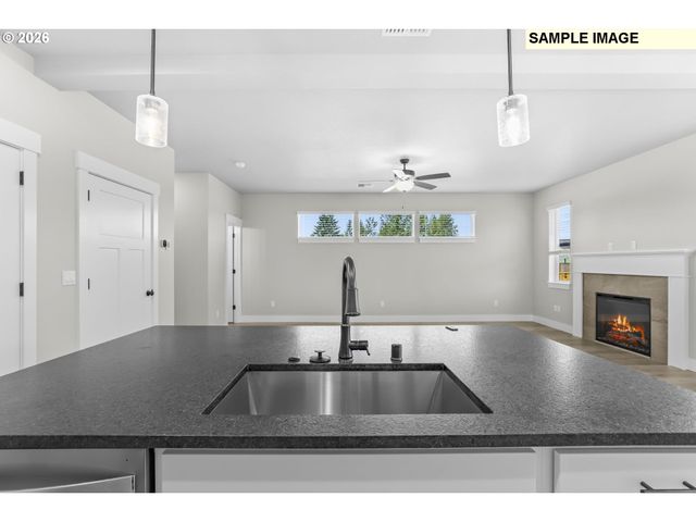 2043 E OTTER Loop, La Center, WA 98629