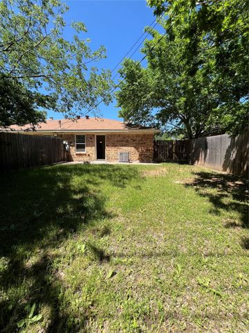 802 Woodland Court, Kennedale, TX 76060