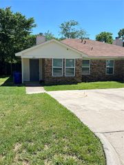 802 Woodland Court, Kennedale, TX 76060