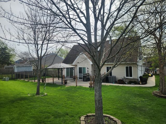 10 Ash Court, Streamwood, IL 60107