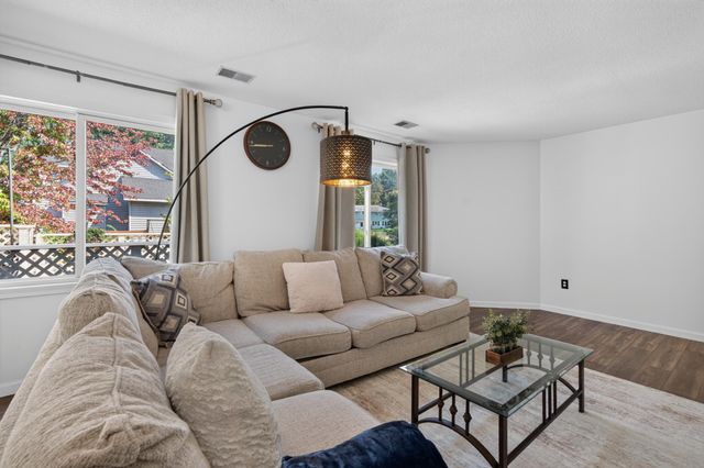 1200 Earle Way, Burnsville, MN 55306