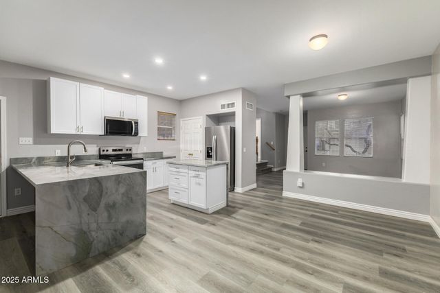 3006 W FERRUCCIO Place, Phoenix, AZ 85086