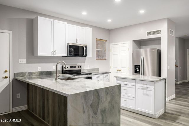 3006 W FERRUCCIO Place, Phoenix, AZ 85086