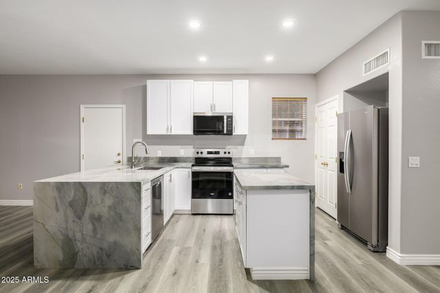 3006 W FERRUCCIO Place, Phoenix, AZ 85086