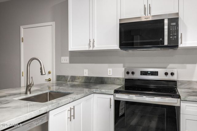 3006 W FERRUCCIO Place, Phoenix, AZ 85086