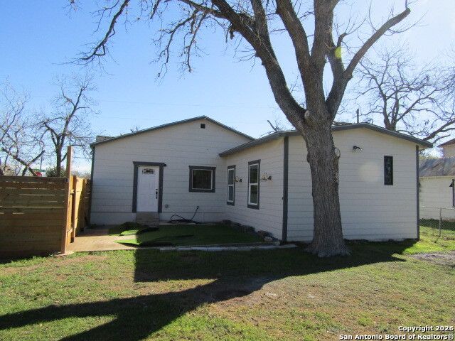 295 E COMMERCE ST, New Braunfels, TX 78130