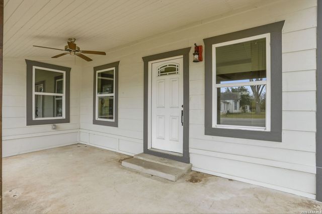 295 E COMMERCE ST, New Braunfels, TX 78130