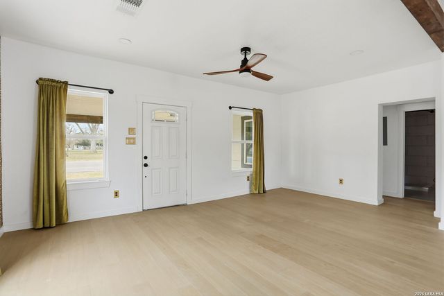 295 E COMMERCE ST, New Braunfels, TX 78130