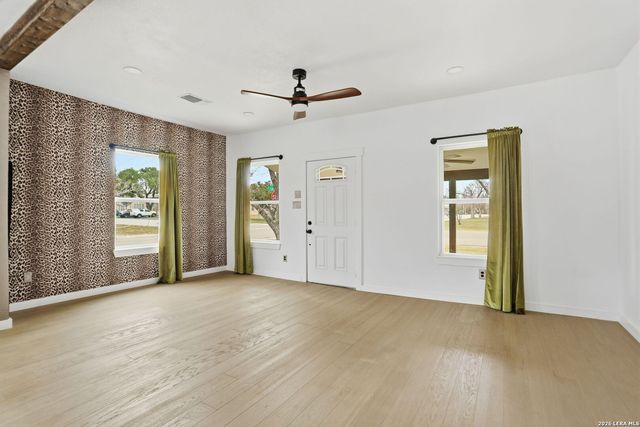 295 E COMMERCE ST, New Braunfels, TX 78130