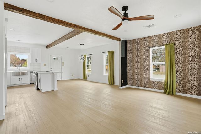 295 E COMMERCE ST, New Braunfels, TX 78130