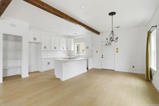 295 E COMMERCE ST, New Braunfels, TX 78130