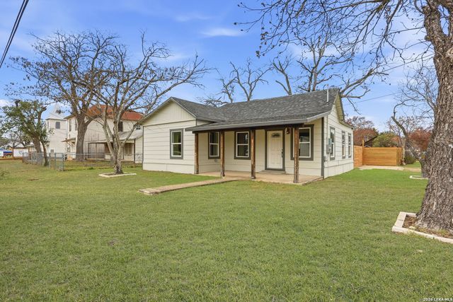 295 E COMMERCE ST, New Braunfels, TX 78130