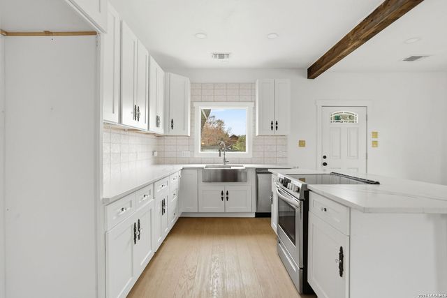 295 E COMMERCE ST, New Braunfels, TX 78130