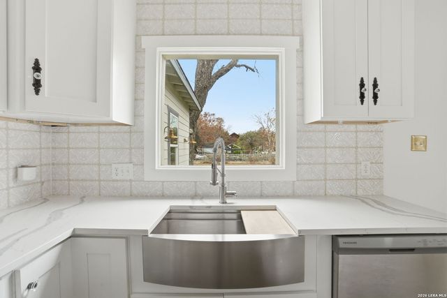 295 E COMMERCE ST, New Braunfels, TX 78130